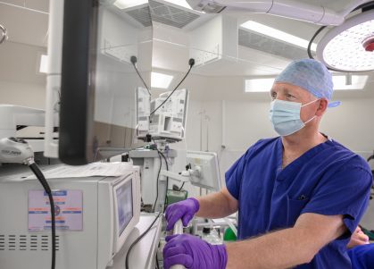 A surgeon looks at a monitor in theatre